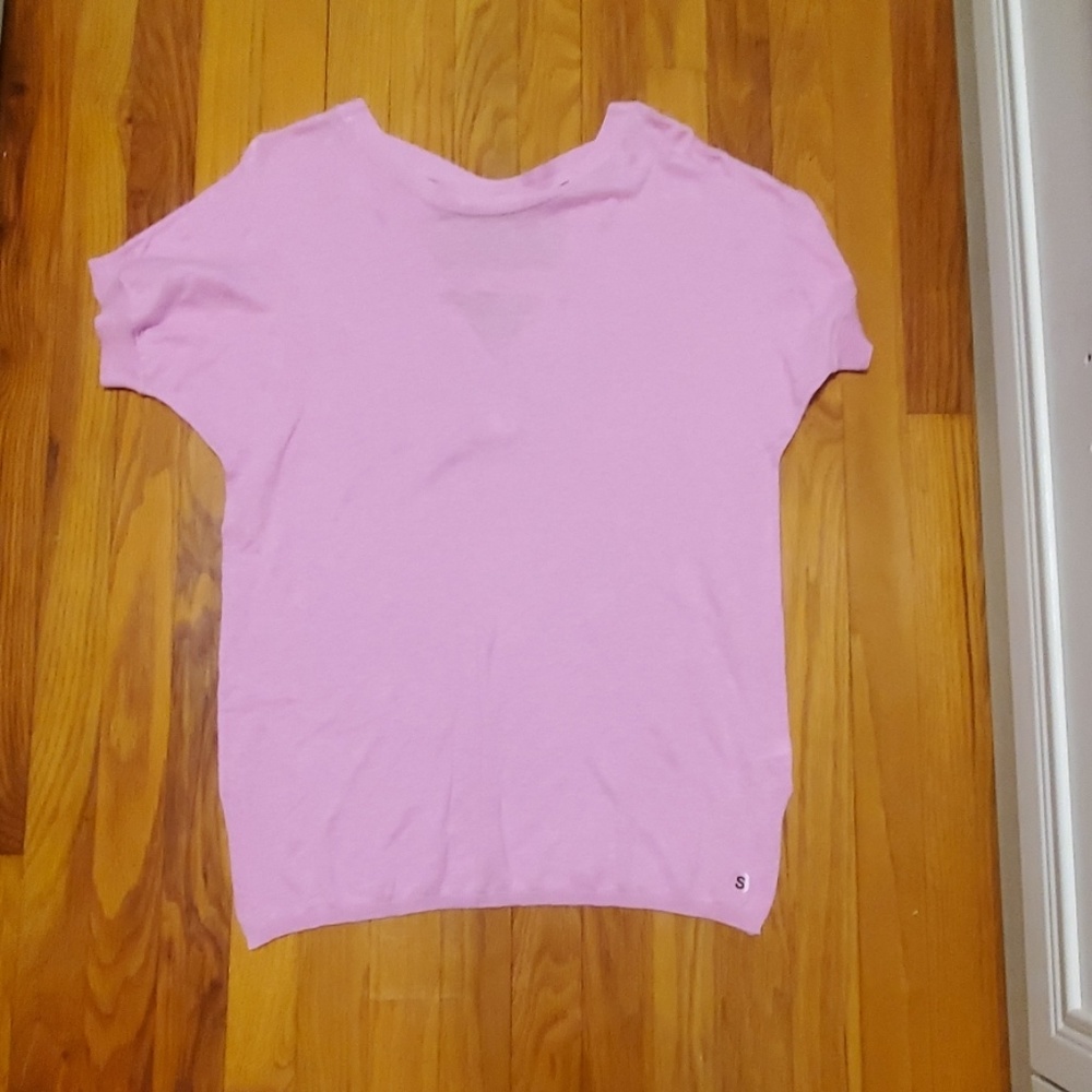 Very cute lilac top.